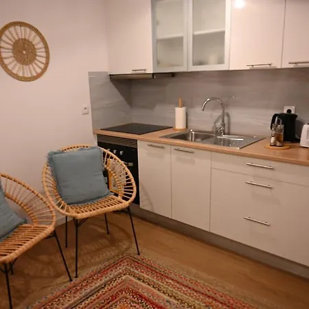 Апартаменты Downtown Lovely *