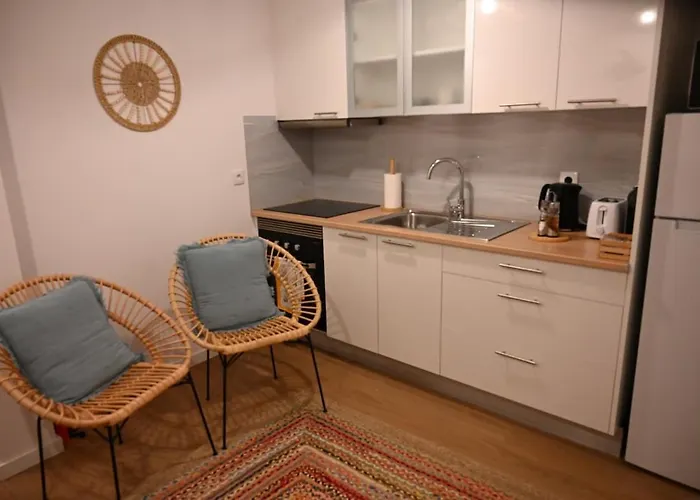 Апартаменты Downtown Lovely *